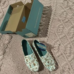 Beautiful sloth print canvas TOMS shoes